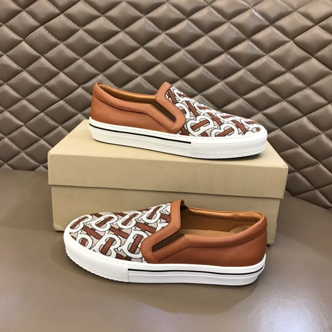 ◾️▫P340 B's new spring and summer product, men's classic low-cut slip-on sneakers, made of classic retro B's printed canvas material, spliced ​​with layered calfskin, and decorated with a new brand logo. First-layer cowhide lining, embossed Burberry logo on the heel, and original TPU outsole!  Size: 38-45